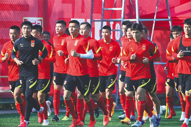 TA：拜仁因迪亚斯更具穿透力，红军逼抢强度因失去他而下降（TA：迪亚斯提升拜仁纵深威胁，红军失去他后逼抢锐度下滑）