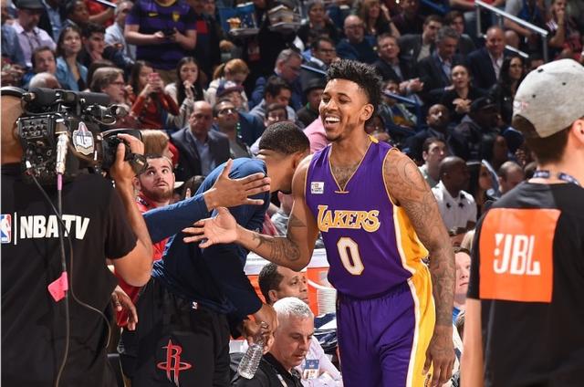 老友相见！麦克阿瑟双边卫重回墨尔本，今日将战旧主（旧地重游：麦克阿瑟边卫重返墨尔本，今日迎战前东家）