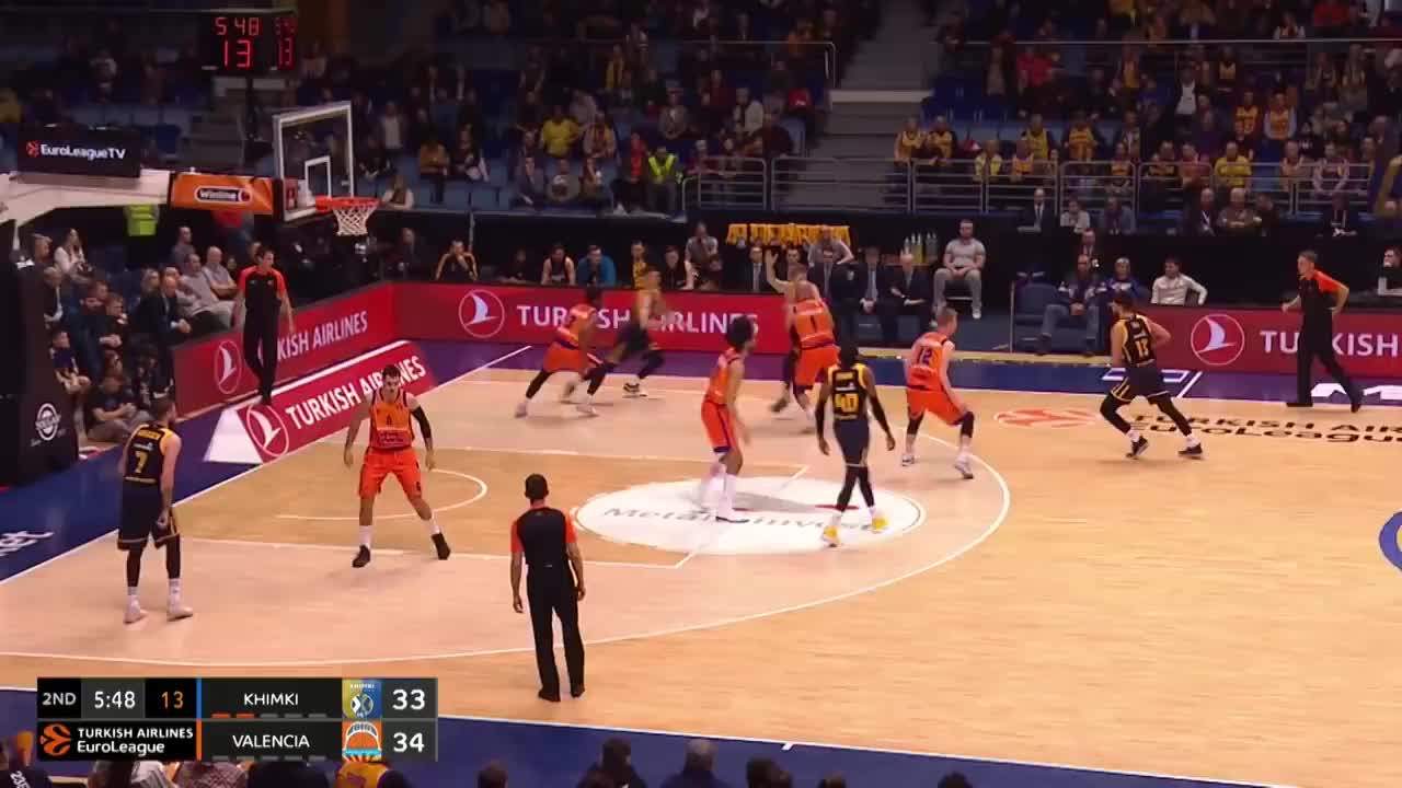 有点突然！麦克丹尼尔斯下场返回更衣室 后因左臀酸痛退出比赛（突发：麦克丹尼尔斯离场返更衣室，因左臀酸痛提前退赛）