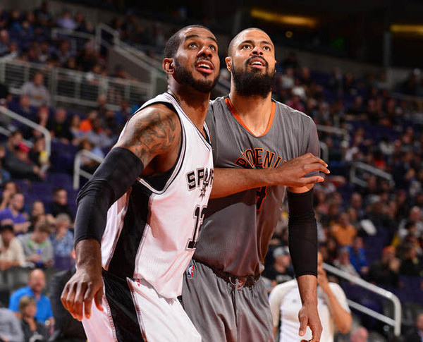 图片报：因极端球迷大规模燃放烟火，拜仁将面临欧足联的处罚（极端球迷大规模燃放烟火，拜仁恐遭欧足联处罚）