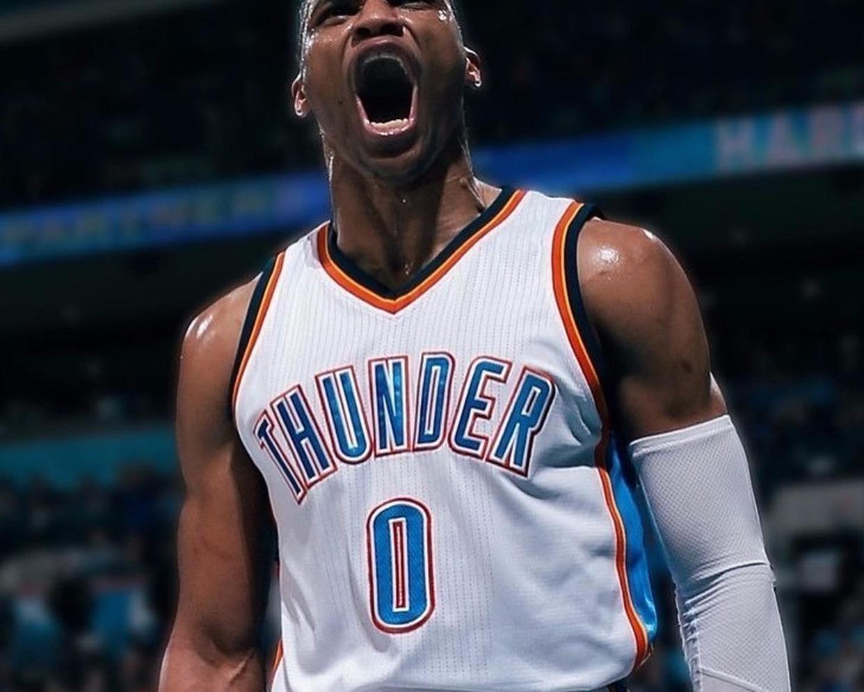 胖了？美媒晒浓眉训练图配文：浓眉的肚子从衣服里露出来了！（胖了吗？美媒晒浓眉训练照：衣摆上翻，腹部露出！）