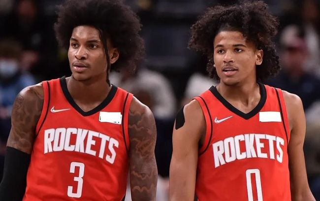 主裁：夸安萨拉拽丘库埃梅卡没判罚？这是极轻微、无效的拉拽（主裁回应夸安萨拉拉拽丘库埃梅卡未判：接触极轻微，拉拽无实质影响）