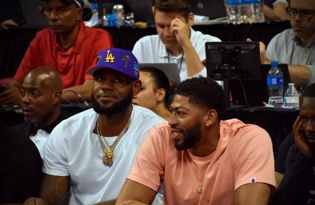 法媒：巴黎和里昂有意承办2028、2029欧联决赛，均已提交意向（法媒称巴黎与里昂欲申办2028、2029年欧联决赛，已递交意向书）