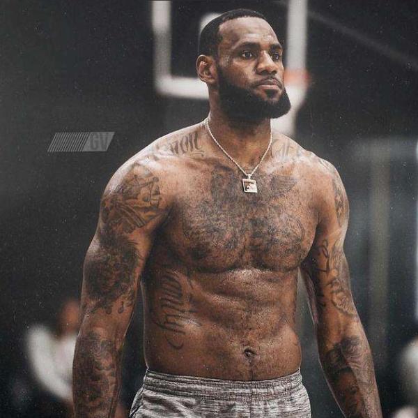 媒体人：中国退役球员当教练是恶俗圈子，应让草根教练来竞争（媒体人批评中国足坛教练成退役球员小圈子，建议向草根开放竞争）