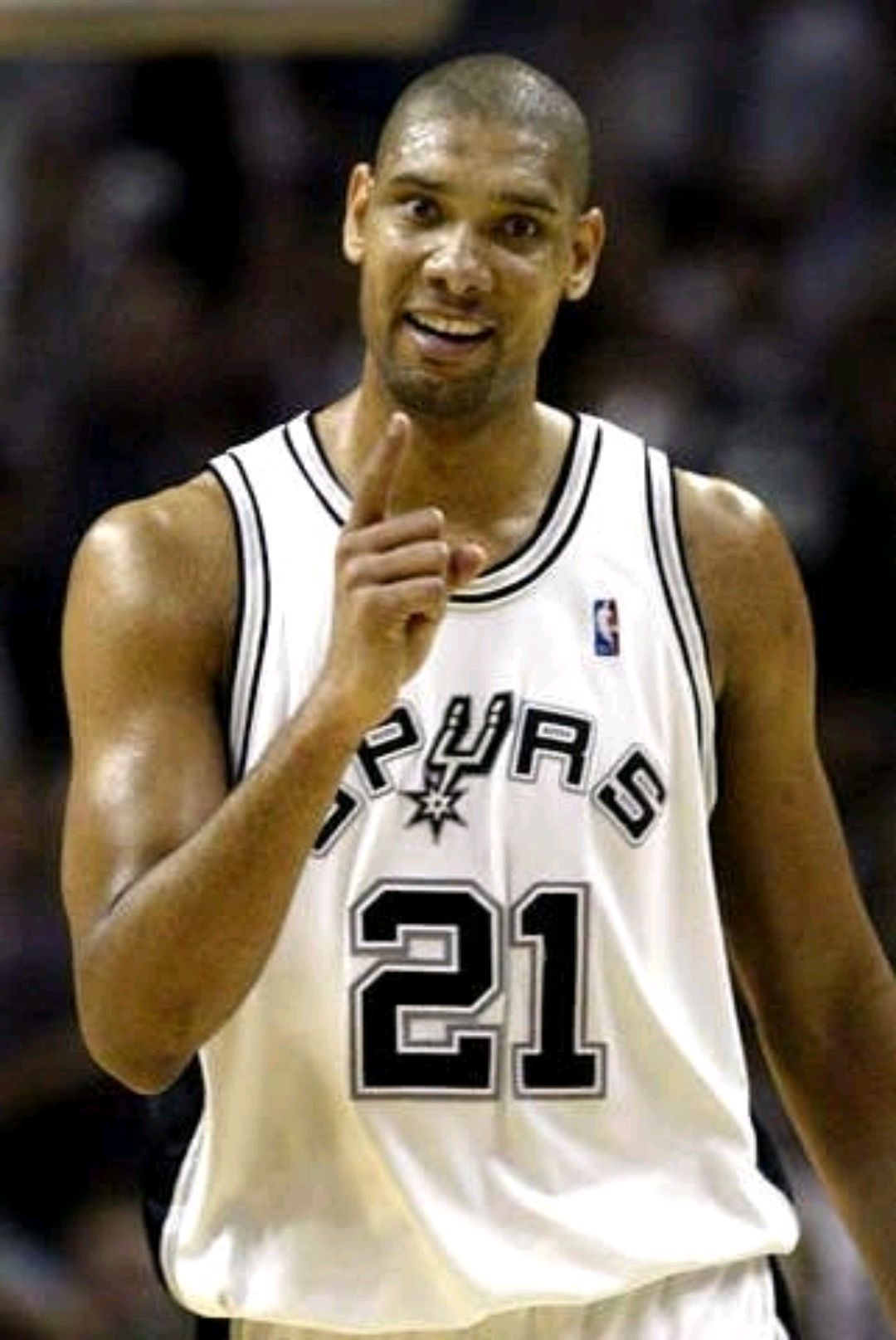 意媒：德佬对孔蒂依然保持完全信任，双方将召开会议分析现状（意媒：德劳伦蒂斯依旧对孔蒂完全信任，双方将会面评估现状）