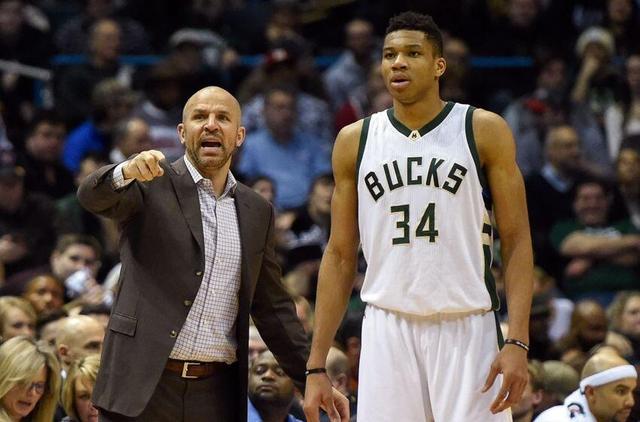 记者：诺坎普保安看到梅西后非常惊讶，当即就放他进去了（记者称：诺坎普保安认出梅西惊讶不已，立刻放行）