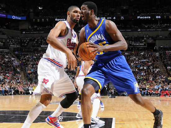 状态很一般！杰伦·布朗半场12中4拿到全队最高11分 另有4板（杰伦·布朗状态平平：半场12投4中拿下队内最高11分+4篮板）