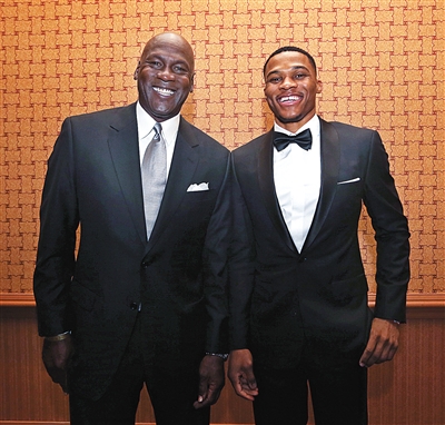 江苏男篮官方定妆照亮相，展现新赛季新风貌（江苏男篮发布官方定妆照，彰显新赛季新气象）