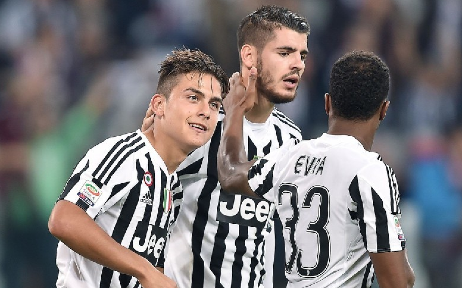 约基奇弧顶三分惊艳，三节未完轰三双32+13+13（约基奇弧顶三分如画，三节未结束即砍下32+13+13三双）