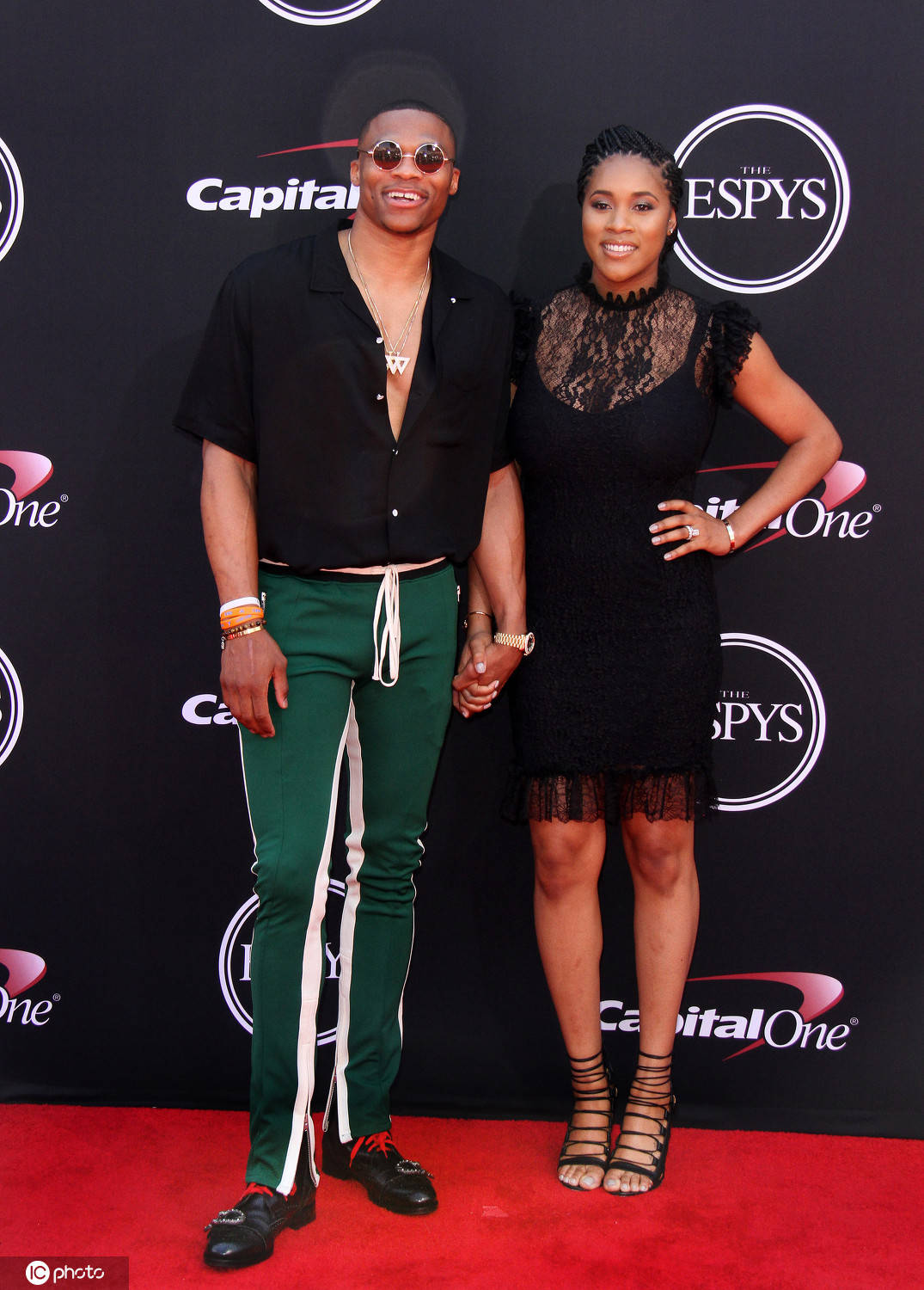 泪目！足协杯冠军奖杯被带回工体，放在已故球迷杨雪的座位旁（致敬已故球迷杨雪：足协杯冠军奖杯回到工体，放在她的座位旁）