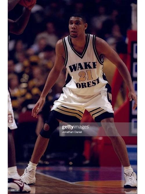 CBA俱乐部杯，山东男篮半场55-50领先青岛男篮，山东队半场打出12人轮换（CBA俱乐部杯：山东男篮半场55-50领先青岛，上半场祭出12人轮换）